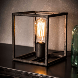 Lámpara de mesa Perpendillumina en forma de cubo en oferta