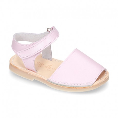 Menorquina Velcro En Piel Suave Nacarada Y Suela Flexible. 18 Rosa