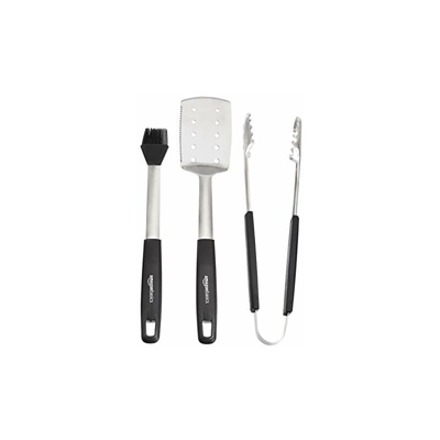 Set con grembiule in cotone e strumenti per griglia di Amazon Basics, con spatola, pinze e pennelli